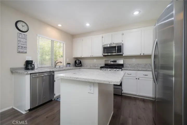 Granite counter tops, stainless steel appliances