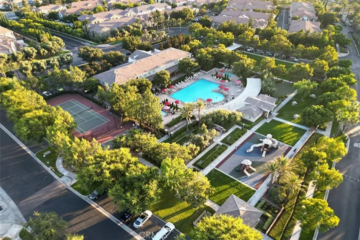 Active community with so many amenities including tennis, pickleball, basketball, swimming and more!!!