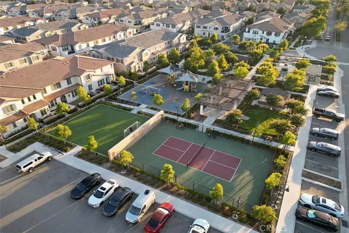 Active community with so many amenities including tennis, pickleball, basketball, swimming and more!!!