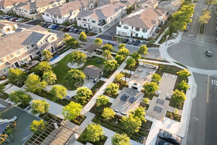 Active community with so many amenities including tennis, pickleball, basketball, swimming and more!!!
