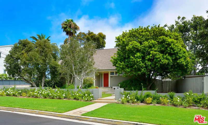 902 El Medio Avenue, Pacific Palisades, California 90272