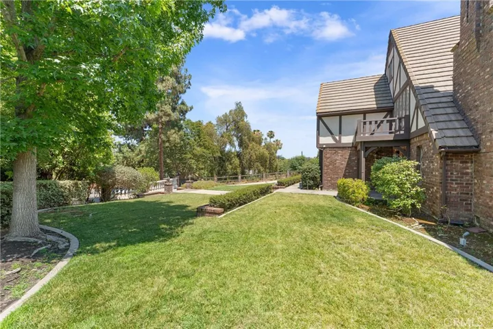 Beautifully manicured front and side yard