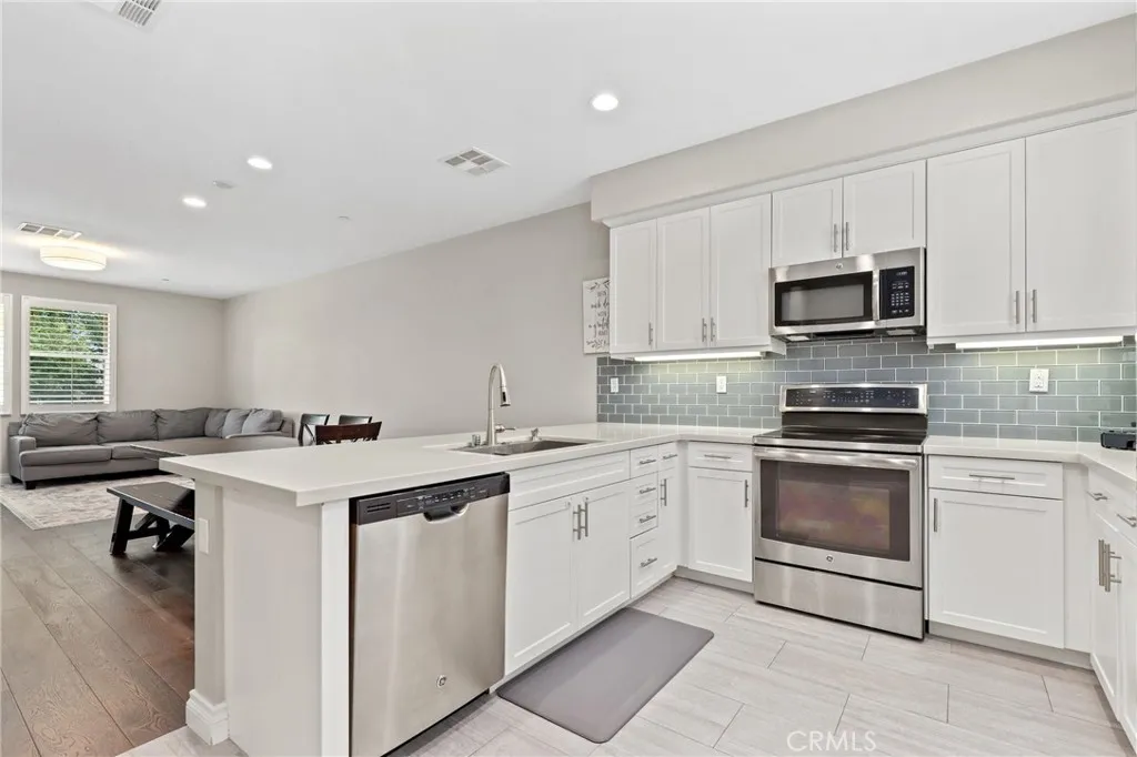 649 W Foothill Boulevard 2, Glendora, California 91741, 3 Bedrooms Bedrooms, ,4 BathroomsBathrooms,Residential,For Sale,Foothill,PW25162050