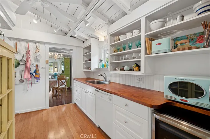 513 Oak Street, Laguna Beach, California 92651