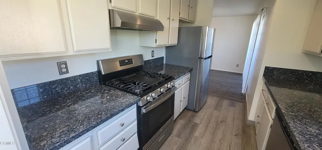 2077 Blackberry Circle, Oxnard, California 93036 home-pic-4