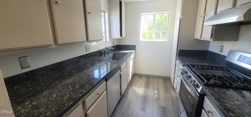 2077 Blackberry Circle, Oxnard, California 93036 home-pic-5