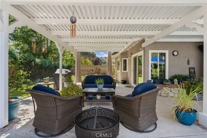 Come and hang out in this amazing yard!