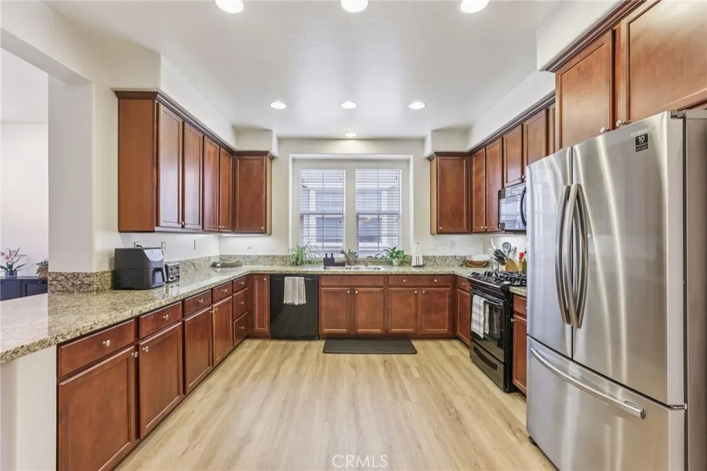 28519 Pietro Drive, Valencia, California 91354 home-pic-5