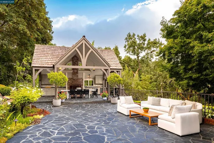 9 El Sueno, Orinda, California 94563