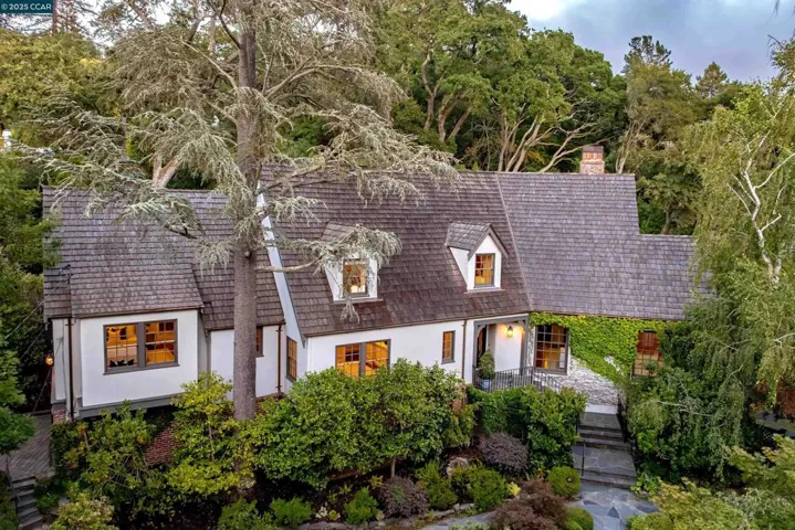 9 El Sueno, Orinda, California 94563