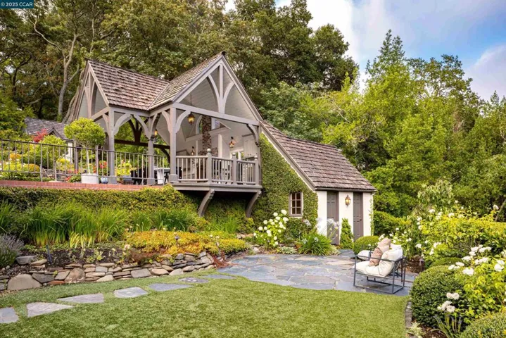 9 El Sueno, Orinda, California 94563