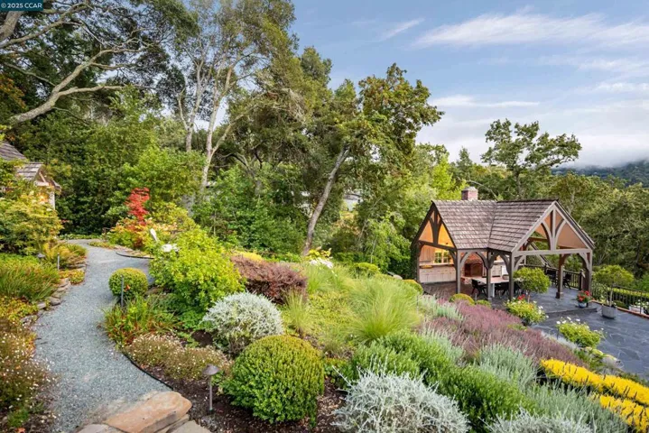 9 El Sueno, Orinda, California 94563