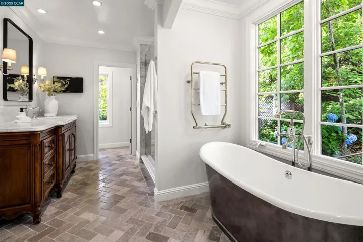 9 El Sueno, Orinda, California 94563