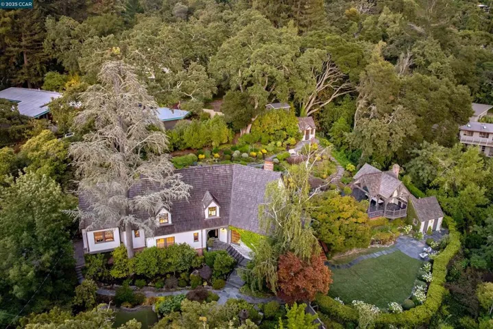 9 El Sueno, Orinda, California 94563
