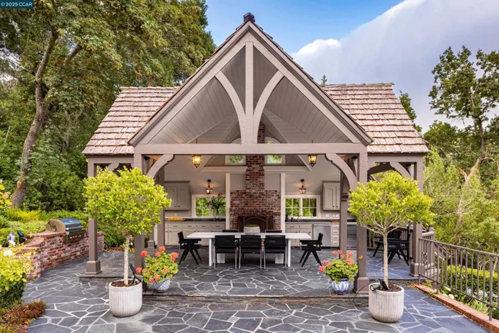 9 El Sueno, Orinda, California 94563