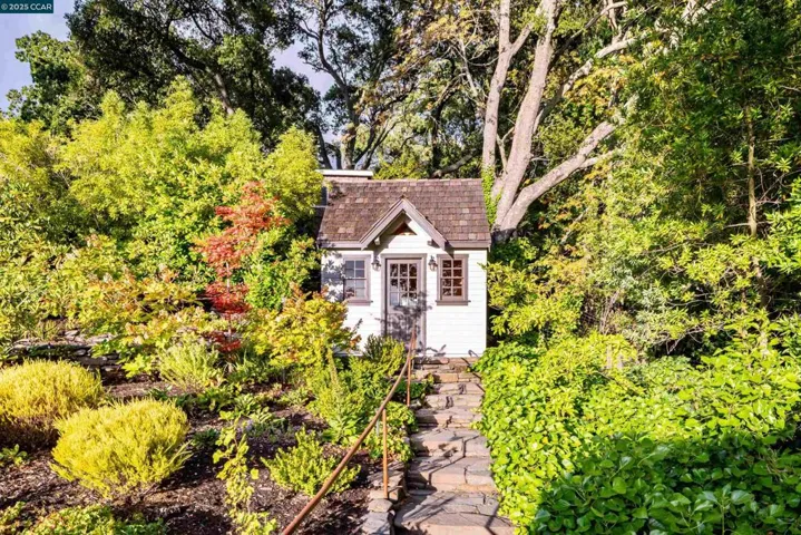 9 El Sueno, Orinda, California 94563