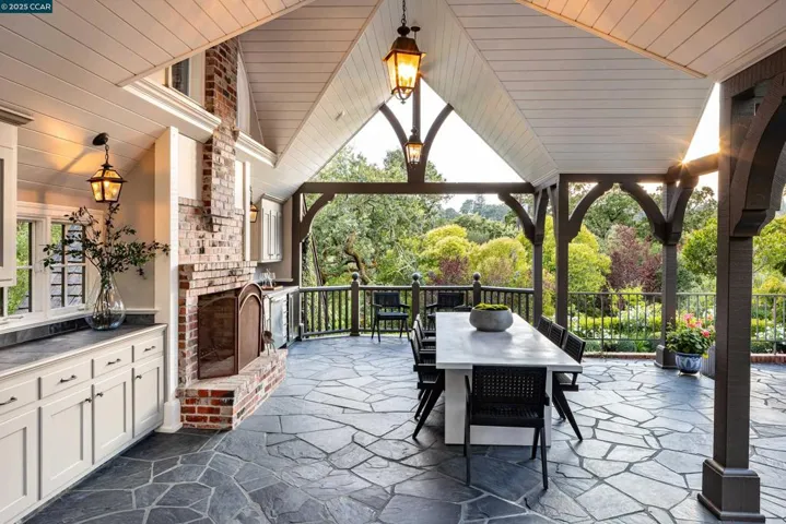 9 El Sueno, Orinda, California 94563