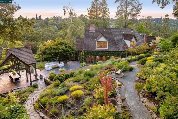 9 El Sueno, Orinda, California 94563