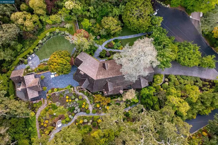 9 El Sueno, Orinda, California 94563