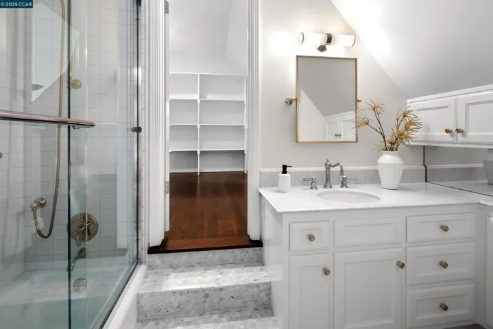 9 El Sueno, Orinda, California 94563
