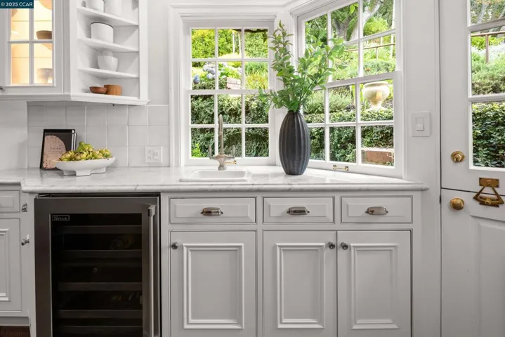 9 El Sueno, Orinda, California 94563