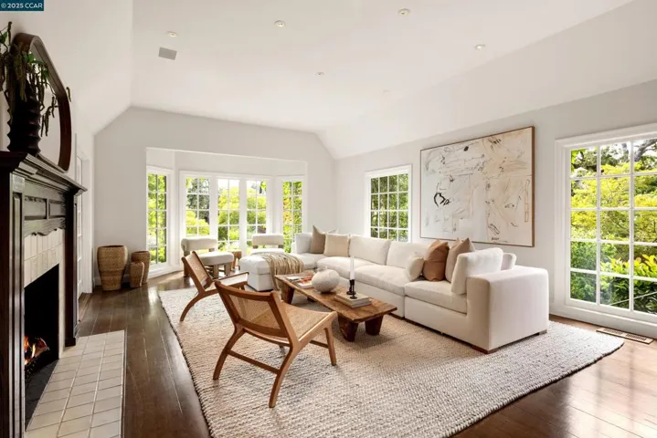 9 El Sueno, Orinda, California 94563