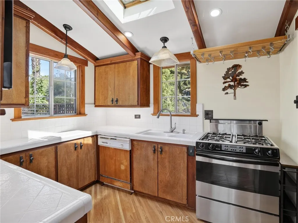 3950 De Longpre Avenue, Los Angeles, California 90027 home-pic-16