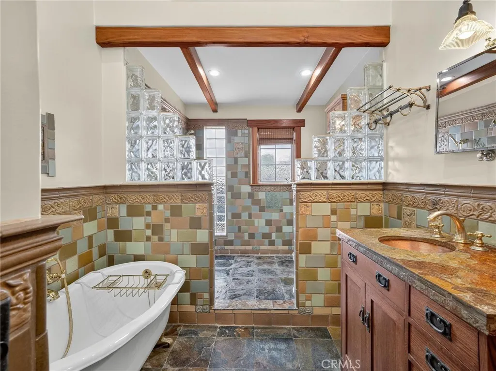 3950 De Longpre Avenue, Los Angeles, California 90027 home-pic-24