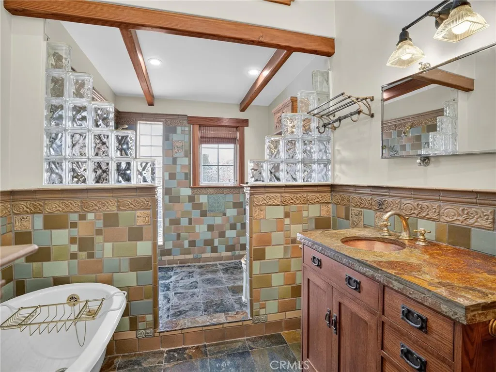 3950 De Longpre Avenue, Los Angeles, California 90027 home-pic-25