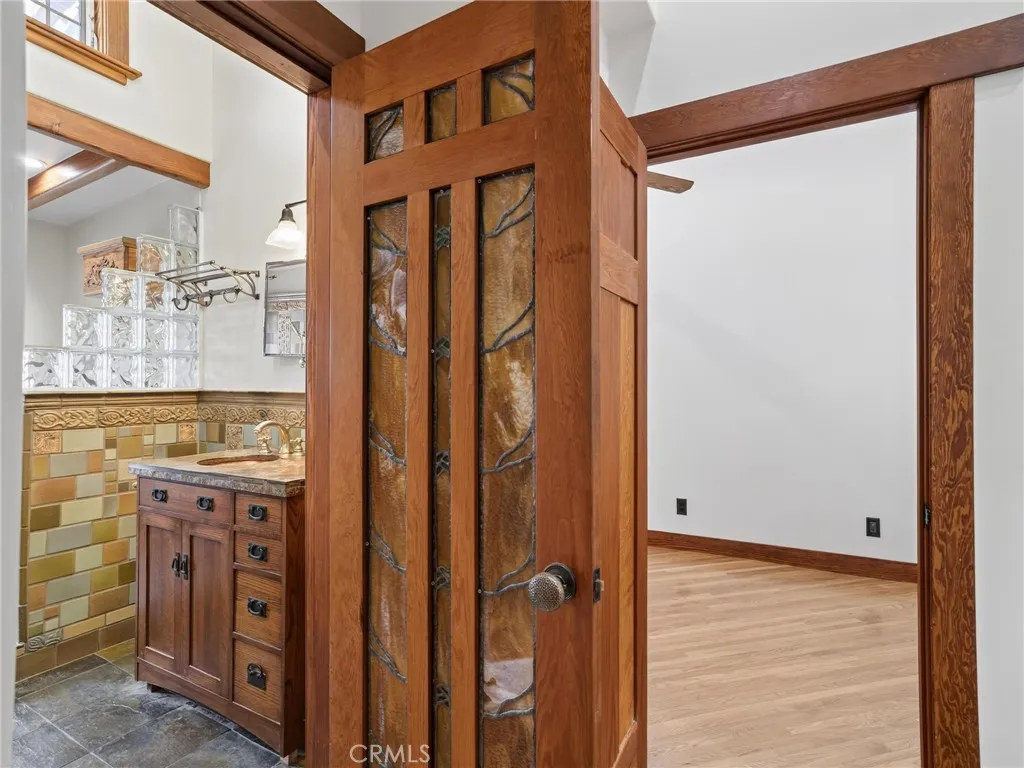 3950 De Longpre Avenue, Los Angeles, California 90027 home-pic-23