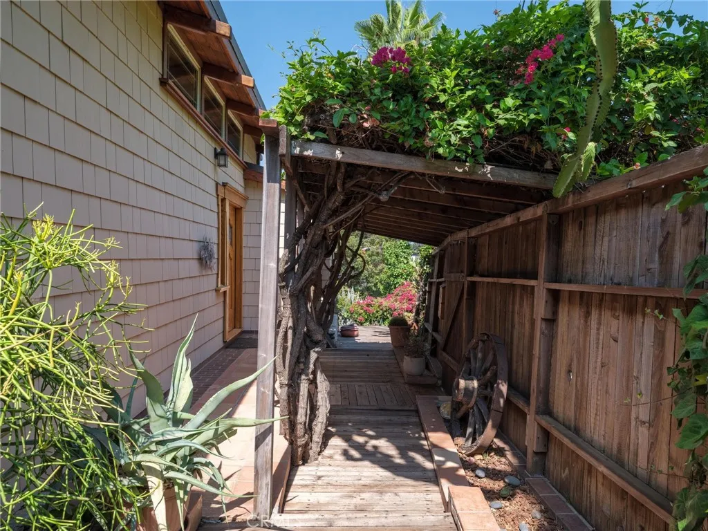 3950 De Longpre Avenue, Los Angeles, California 90027 home-pic-50