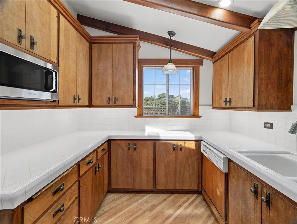 3950 De Longpre Avenue, Los Angeles, California 90027 home-pic-17