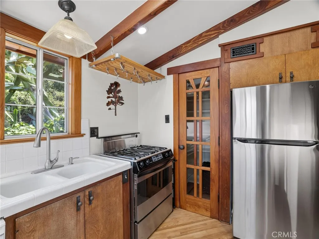 3950 De Longpre Avenue, Los Angeles, California 90027 home-pic-18