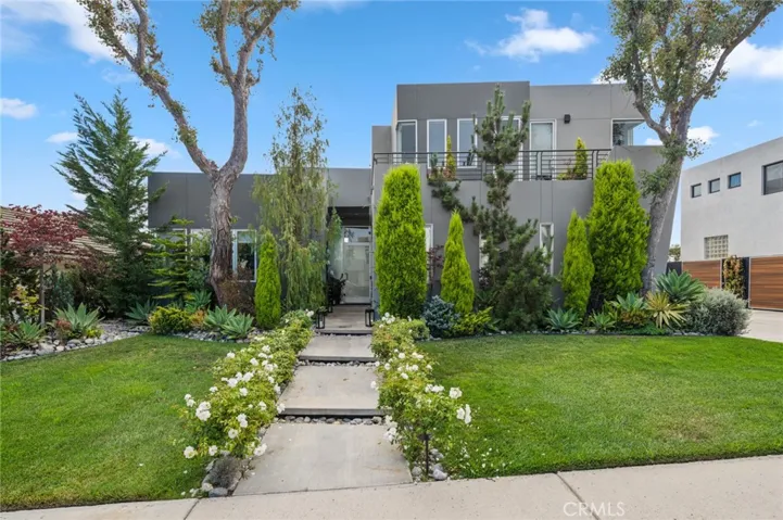 Perched in the highly sought-after Top of the World neighborhood, this fully furnished Laguna Beach retreat offers the perfect blend of upscale coastal living and everyday comfort.