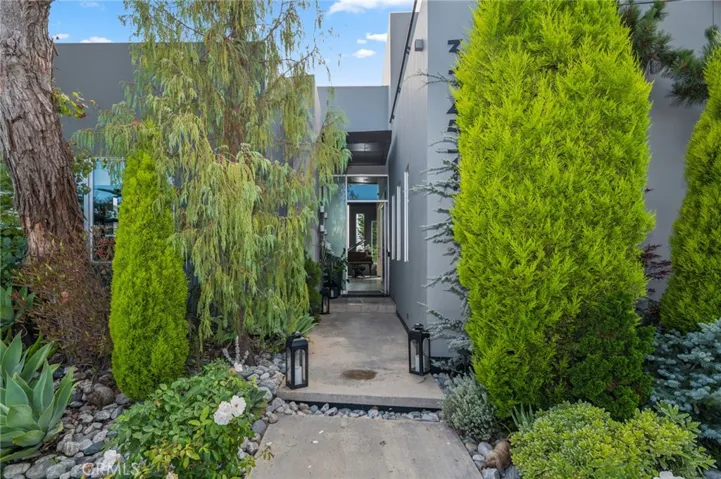 Perched in the highly sought-after Top of the World neighborhood, this fully furnished Laguna Beach retreat offers the perfect blend of upscale coastal living and everyday comfort.