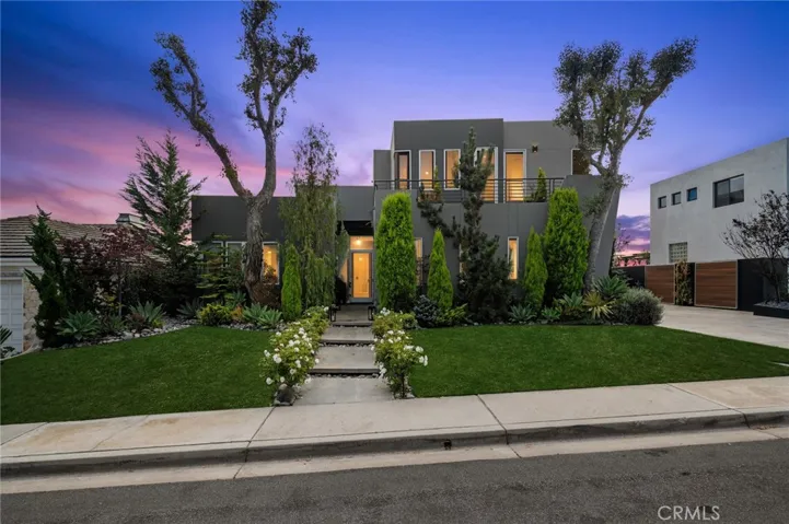 Perched in the highly sought-after Top of the World neighborhood, this fully furnished Laguna Beach retreat offers the perfect blend of upscale coastal living and everyday comfort.