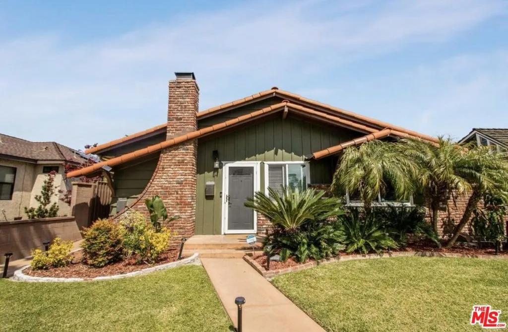 3230 Lewis Avenue, Signal Hill, California 90755, 2 Bedrooms Bedrooms, ,1 BathroomBathrooms,Residential Lease,For Rent,Lewis,25569609