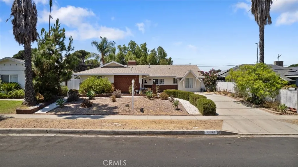 10925 Goss Street, Sun Valley, California 91352, 4 Bedrooms Bedrooms, ,4 BathroomsBathrooms,Residential,For Sale,Goss,GD25166715