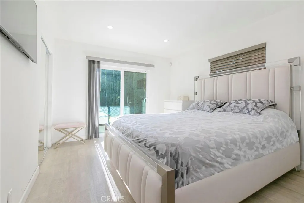 6709 Mammoth Avenue, Valley Glen, California 91405 home-pic-10