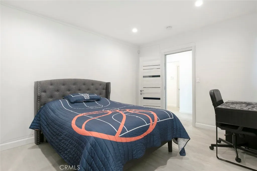 6709 Mammoth Avenue, Valley Glen, California 91405 home-pic-16