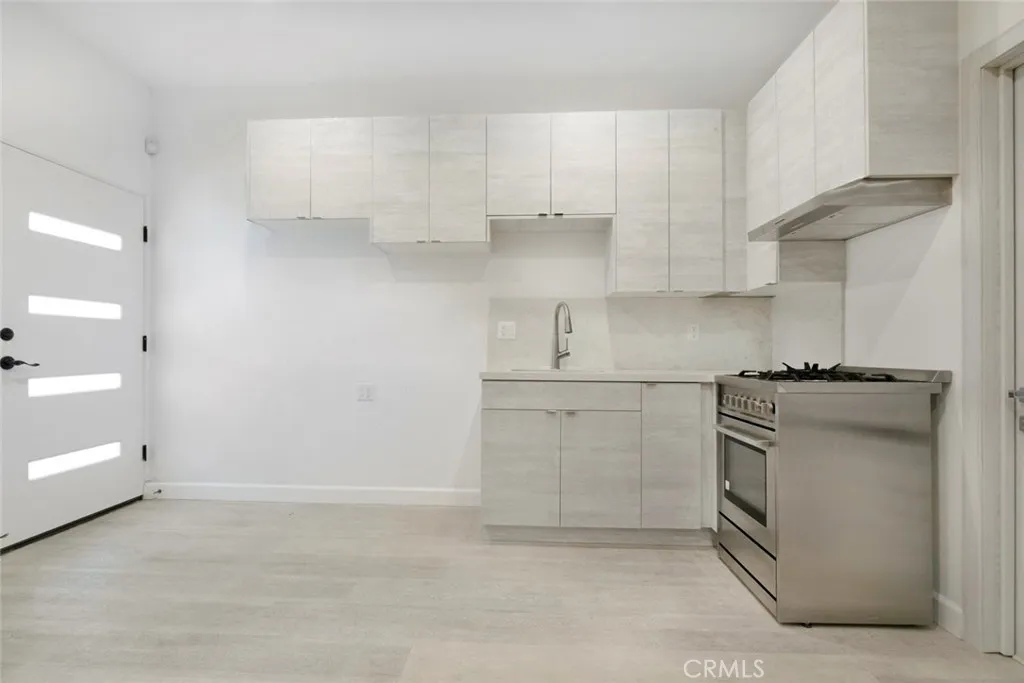 6709 Mammoth Avenue, Valley Glen, California 91405 home-pic-19