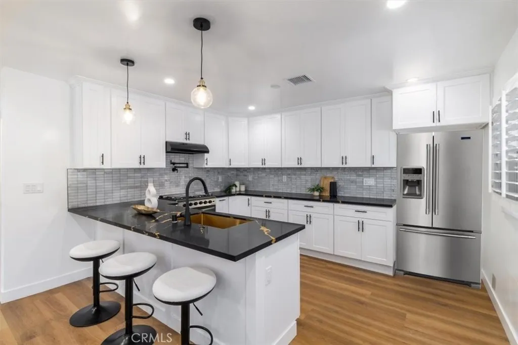 6616 Denver Avenue, Los Angeles, California 90044 home-pic-3