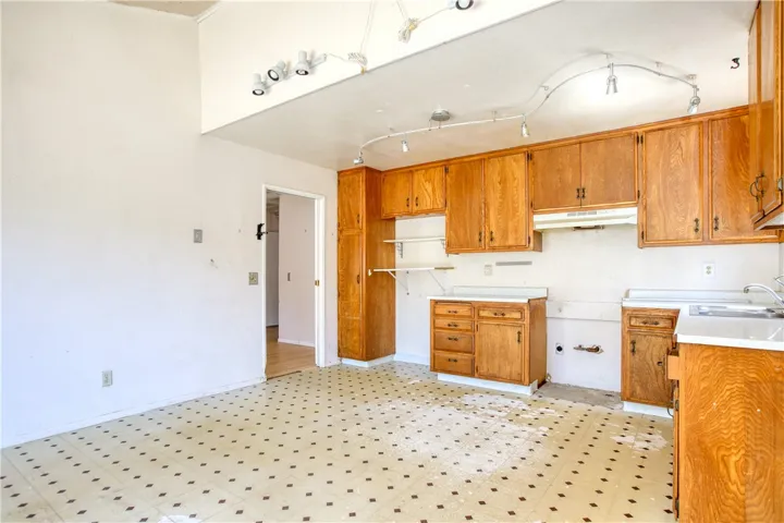 1097 San Adriano, San Luis Obispo, California 93405