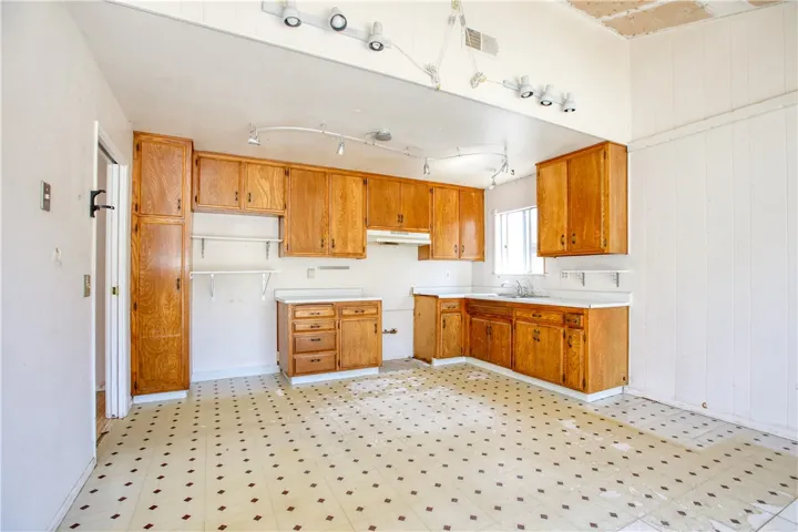 1097 San Adriano, San Luis Obispo, California 93405
