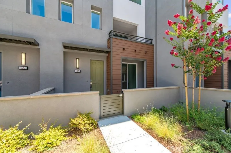 627 S Lyon, Santa Ana, California 92705, 3 Bedrooms Bedrooms, ,3 BathroomsBathrooms,Residential Lease,For Rent,Lyon,OC25167749