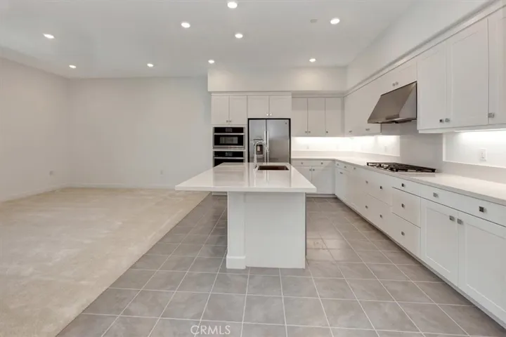 Nice eat-up breakfast bar on quartz countertop