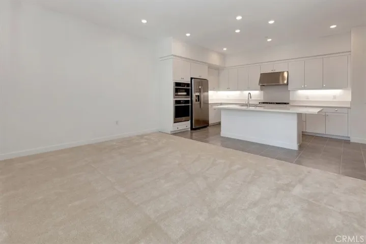 Large living space, high ceilings with recessed ighting
