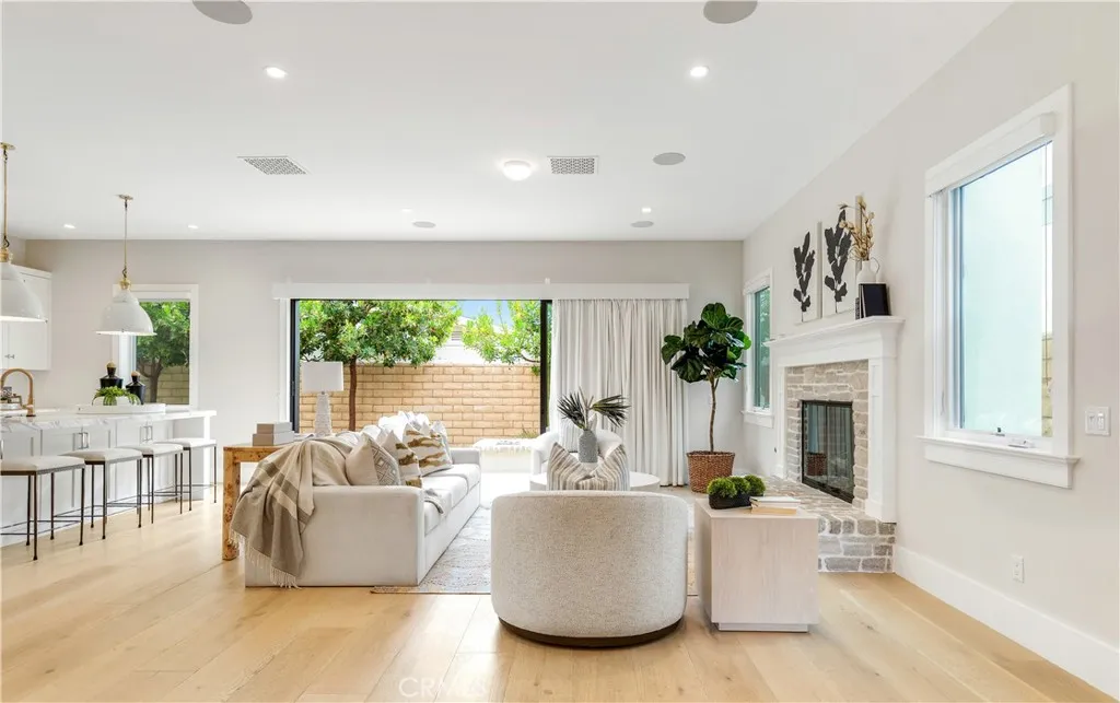 387 La Perle Place, Costa Mesa, California 92627 home-pic-3