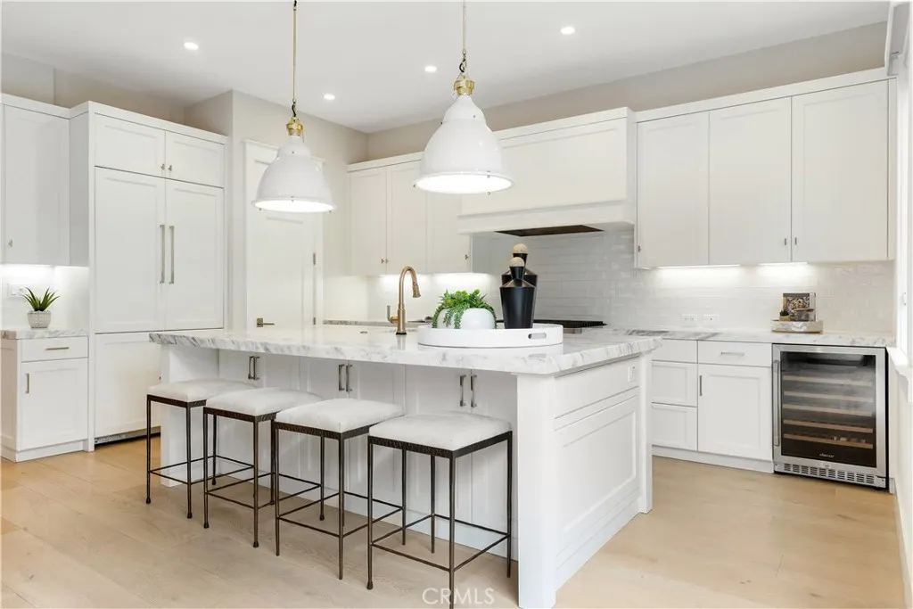 387 La Perle Place, Costa Mesa, California 92627 home-pic-4