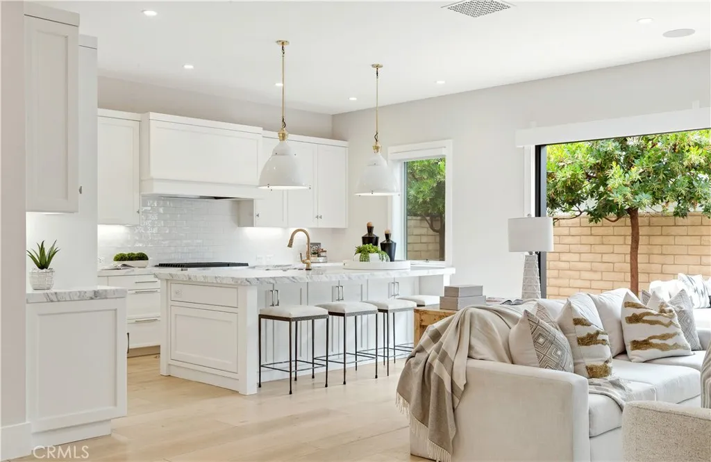 387 La Perle Place, Costa Mesa, California 92627 home-pic-0